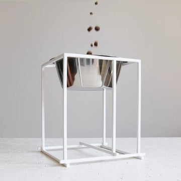 Bauhaus weiß einzeln // Hoher geometrischer Ständer mit Schale (weiß)