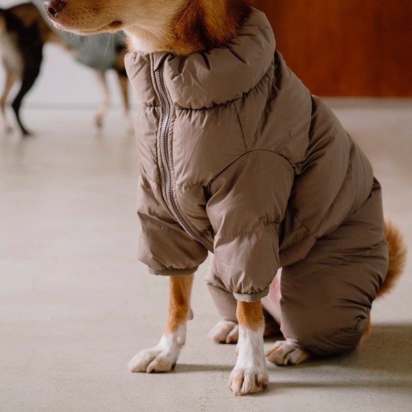 Cushycushy Onesie // Jumpsuit, der nicht über den Kopf gezogen werden muss (Mokka)