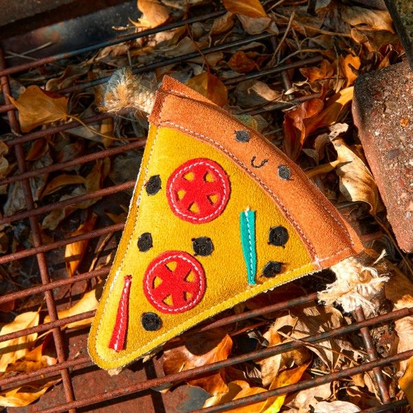 Pepe La Pizza // Wildleder-Hundespielzeug mit Jutefüllung (Pizza)