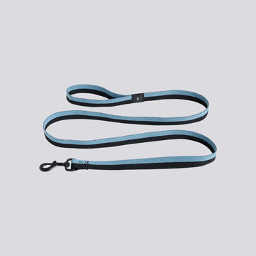 HAY Dogs Flat // Klassische Hundeleine aus recyceltem Nylon (blau/schwarz)
