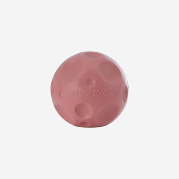Hevea Moonball // Naturkautschukball mit Platz für Leckerlis (pink)