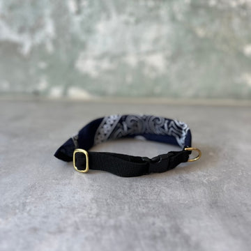 Dog Collective // Verstellbares Bandana-Halsband (Paisleyblau)