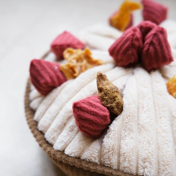 Lambwolf Berry Pie // Aktivitätsspielzeug mit Taschen und „Quietsch“