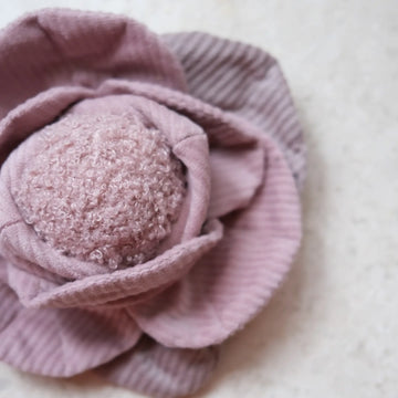 Lambwolf Cabbage // Aktivitätsspielzeug mit Hüpfball mit „Quietsch“ (mauve)