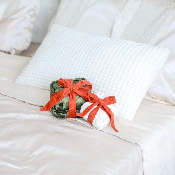 Lambwolf Weihnachtsgeschenk // Hundespielzeug mit „Quietsch“ (Schnee)