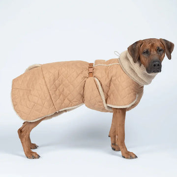 Paikka Winter // Gesteppte Winterjacke für Hunde (Camel) Größe 55