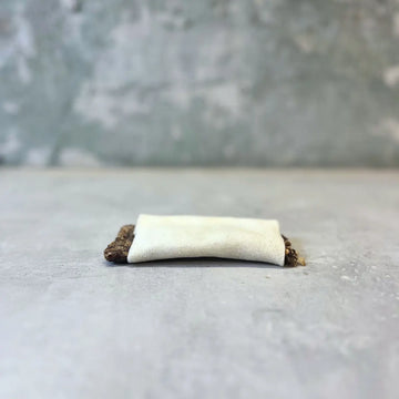 Rauh! Beef Toast, Klein // Gefüllter Kauknochen aus Rinderhaut