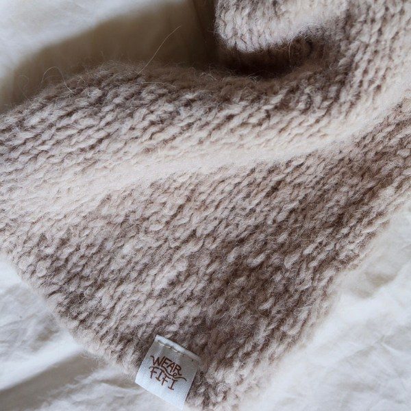 WEAR FIFI Strickset // Flauschiger Hundepullover zum Selberstricken (Mandel)
