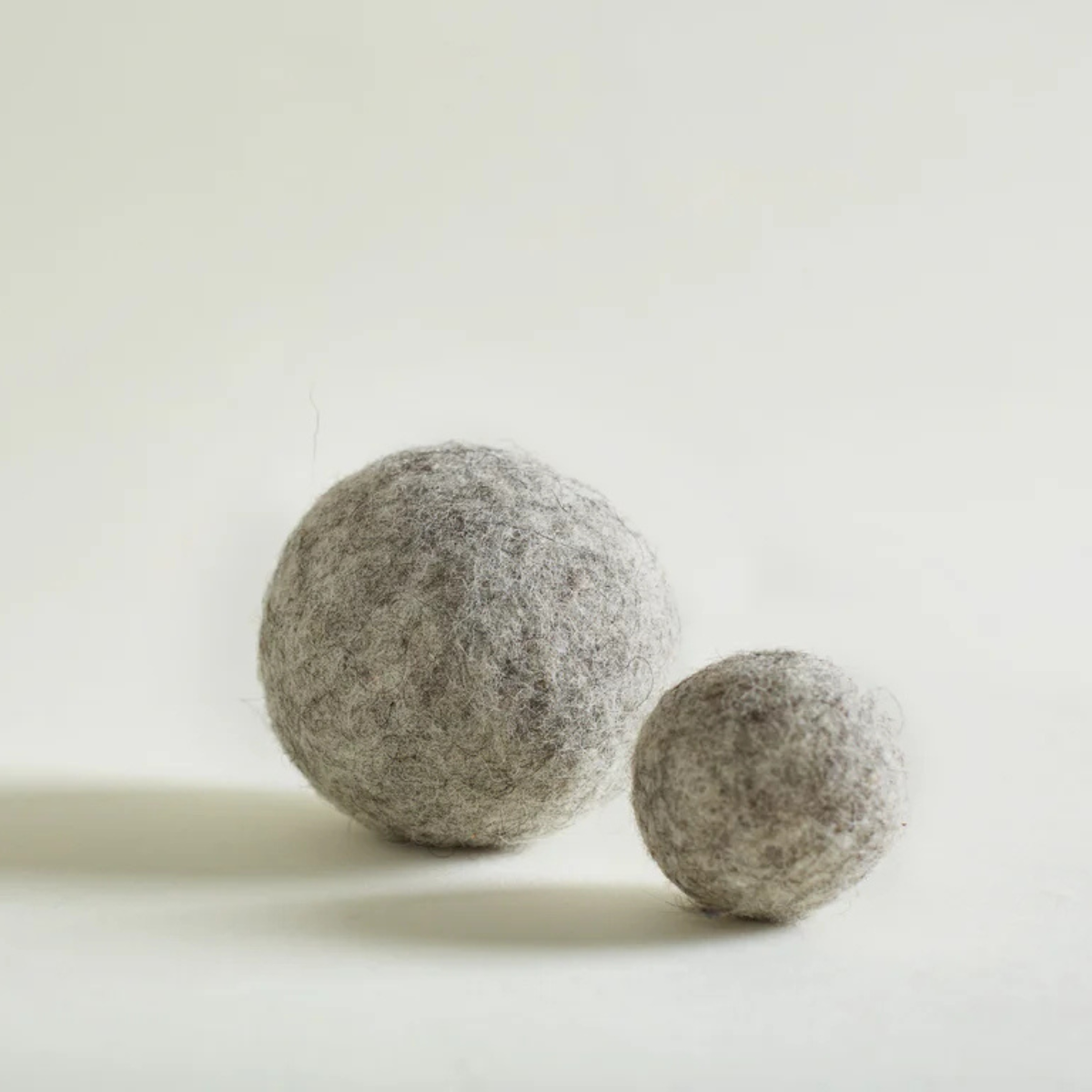 Helen Wells Wool Balls // Håndlavet filtbold i 100% uld (grå)
