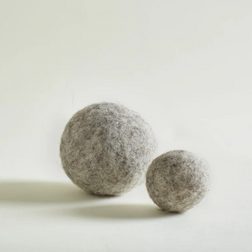 Helen Wells Wool Balls // Håndlavet filtbold i 100% uld (grå)