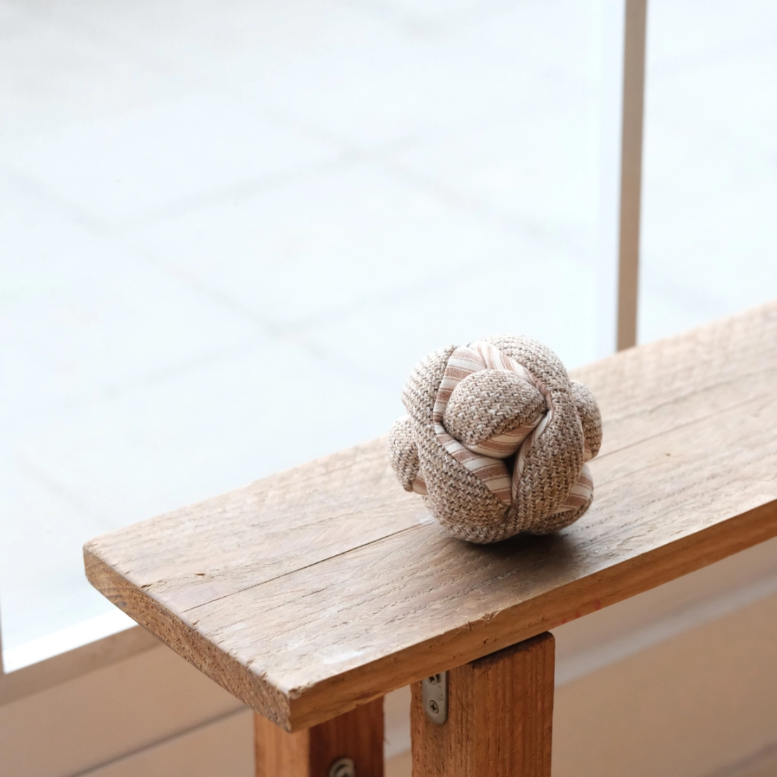 Lambwolf Mini Monti // Aktivitetsbold med plads til godbidder (beige)