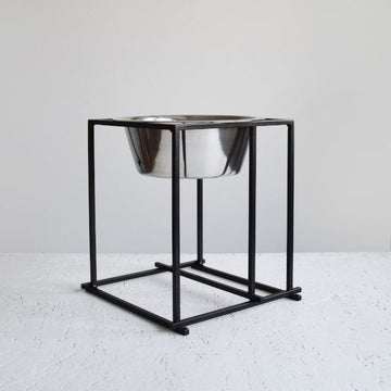 Bauhaus schwarz einzeln // Hoher geometrischer Ständer mit Schale