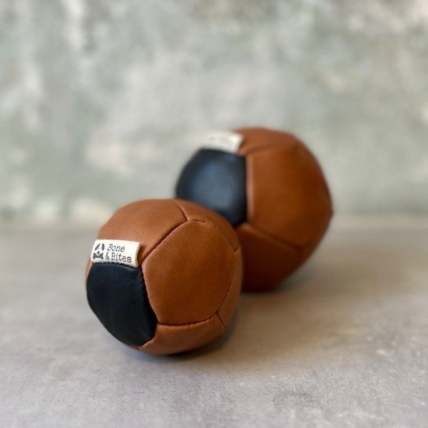 Bone &amp; Bites, Alfred // Handgefertigter Lederball für Hunde