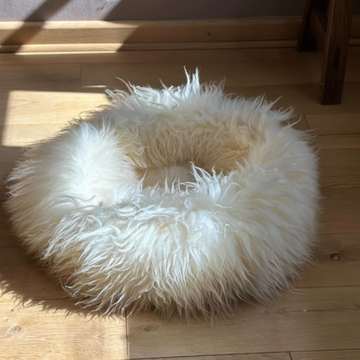 Helen Wells Sheep // Håndlavet donut hundseng i 100 % øko. fåreskind (creme)