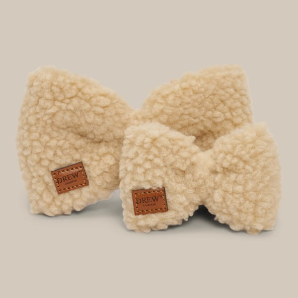 Drew's Dogwear Teddy // Flauschige Fliege fürs Halsband (beige)