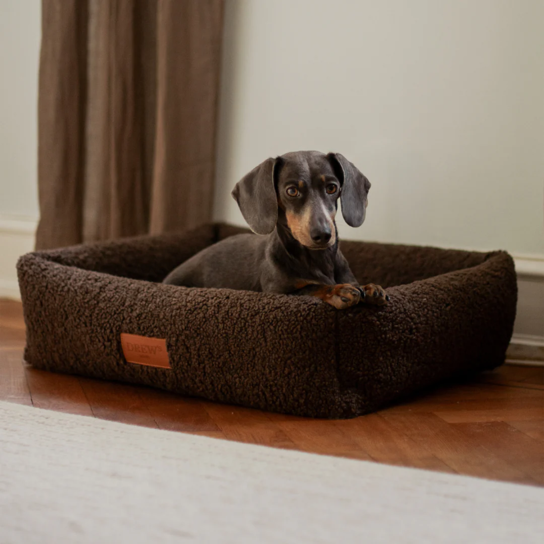 Drew's Dogwear Nuna // Teddyweiches und waschbares Hundebett mit Memory-Schaum (braun)