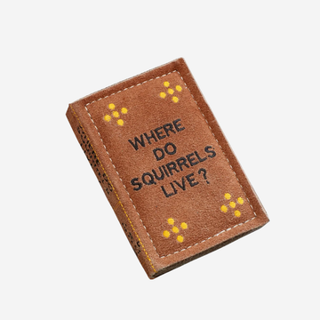 Where Do Squirrels Live? // 100% naturligt hundelegetøj (bog)