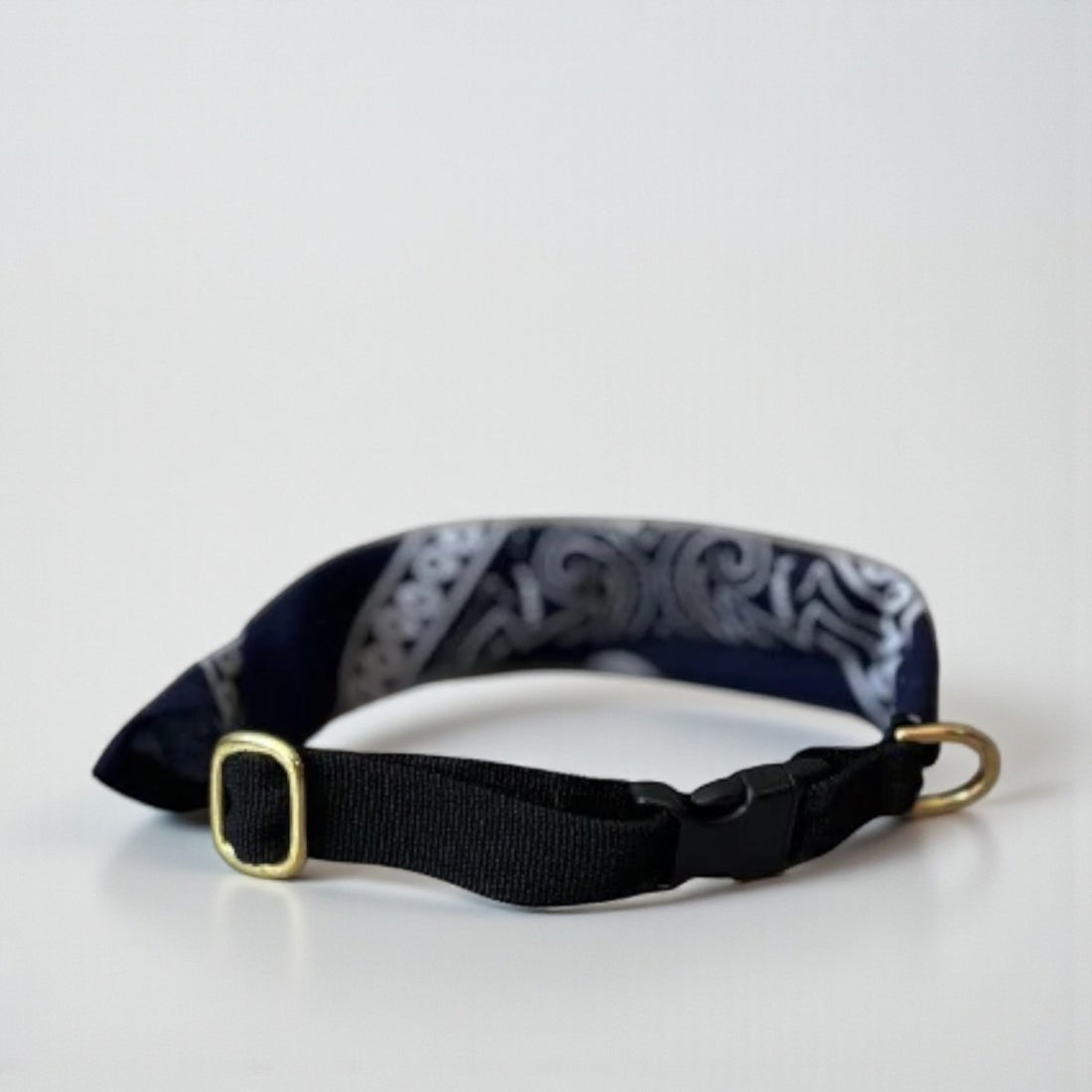 Dog Collective // Verstellbares Bandana-Halsband (Paisleyblau)