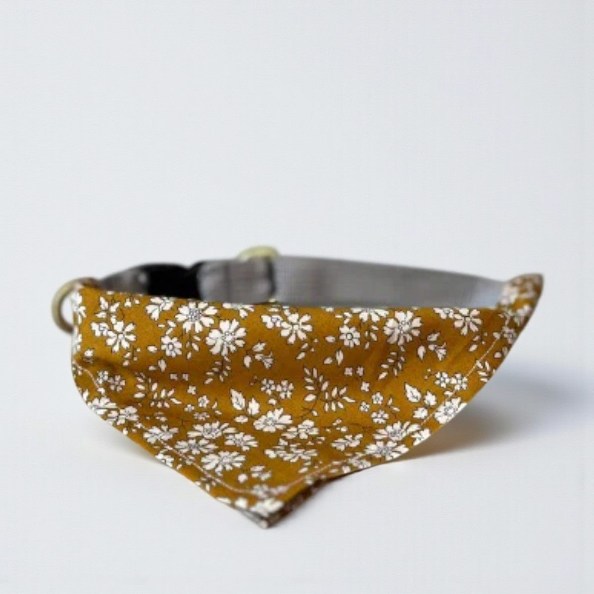 Das Hundekollektiv // Verstellbares Bandana-Halsband (Liberty Curry)