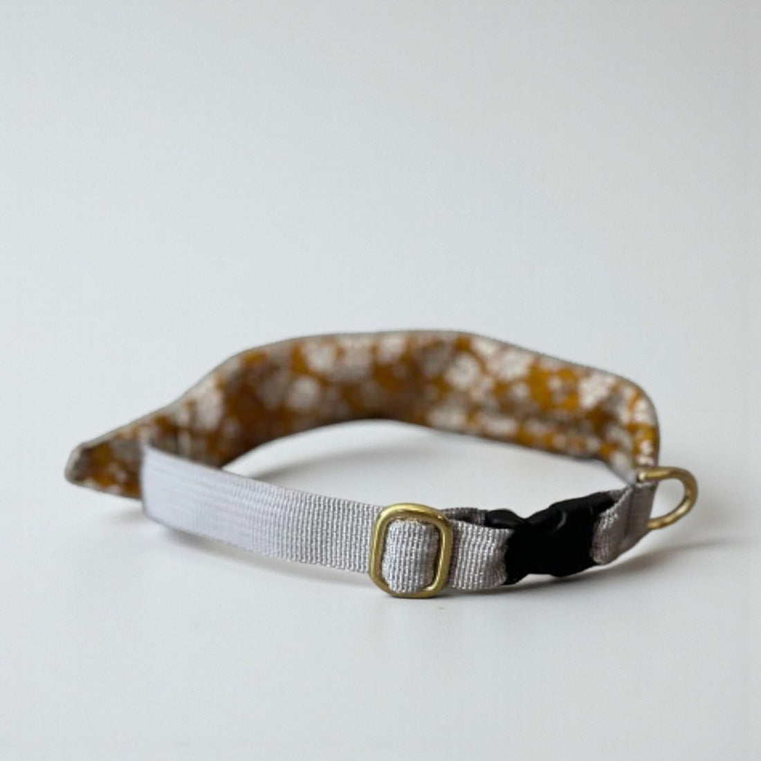 Das Hundekollektiv // Verstellbares Bandana-Halsband (Liberty Curry)