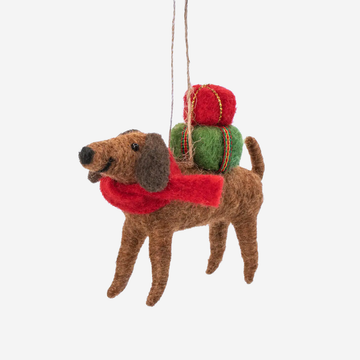 Sausage Dog with Gifts // Juleophæng med gravhund i filt