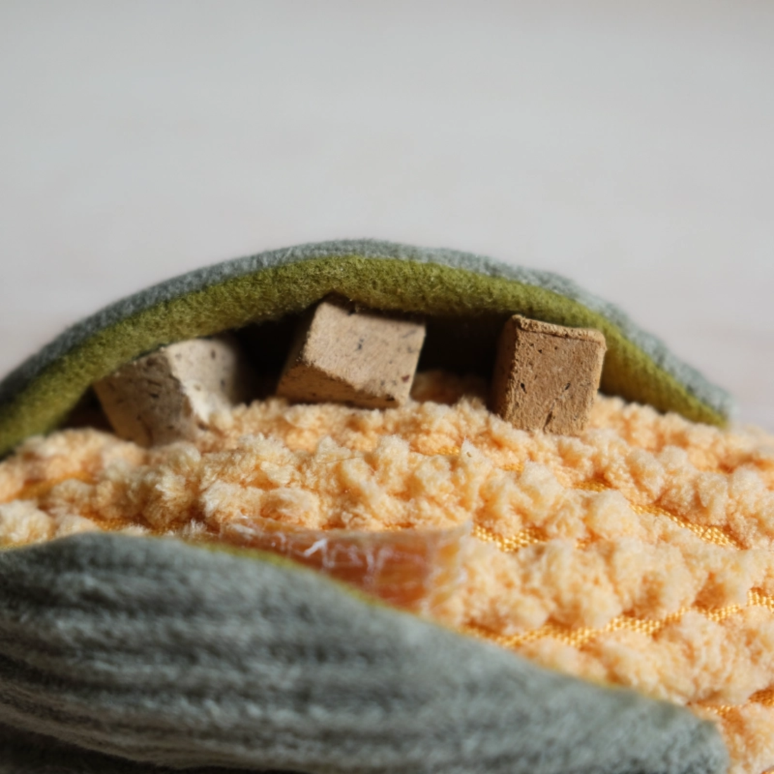 Lambwolf Corn // Aktivitätsspielzeug mit Taschen für Leckerlis und Quietscher