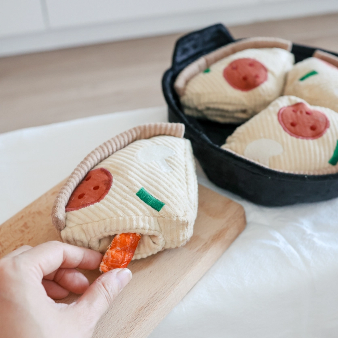 Lambwolf Deep Dish Pizza // Aktivitätsspielzeug mit Schnüffeltaschen