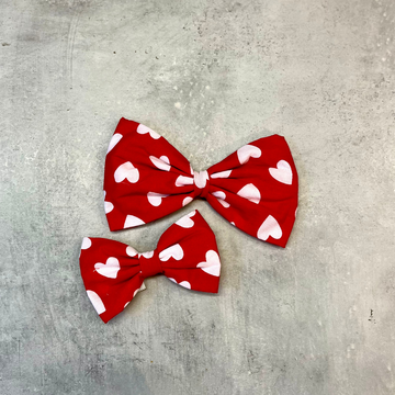 Nana // Hund Schmetterling mit Herzen (rot)