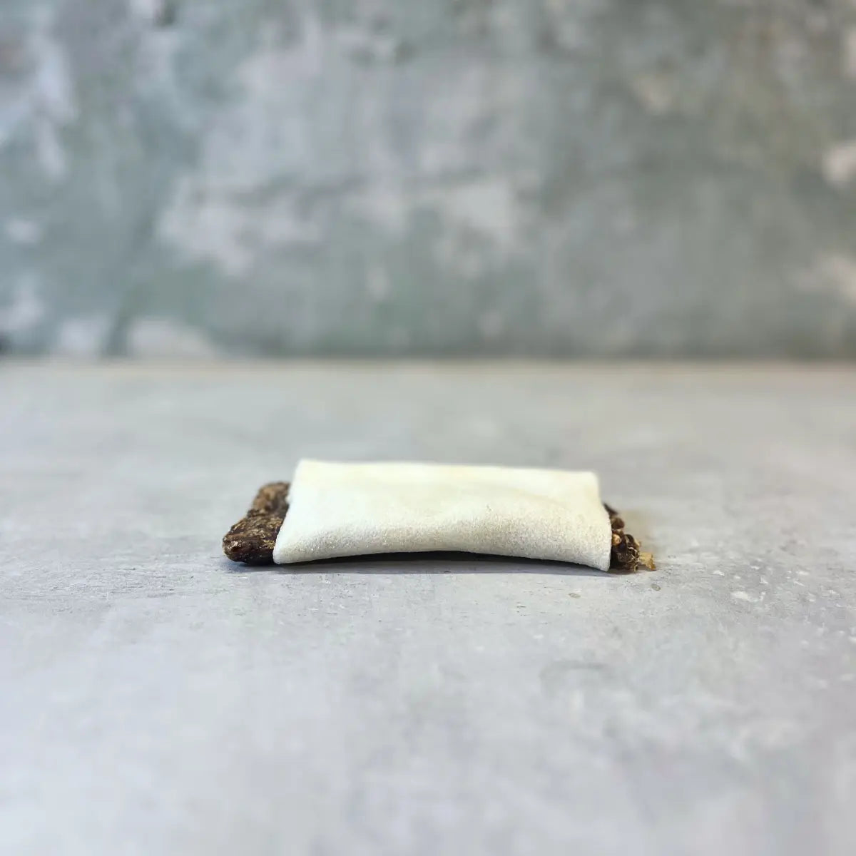 Rauh! Beef Toast, Klein // Gefüllter Kauknochen aus Rinderhaut