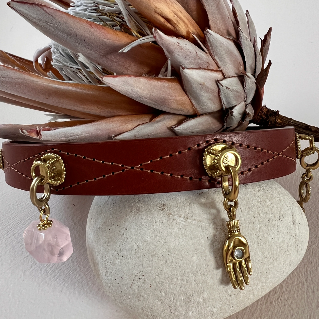 Unleash Cph Giving Charm - The Hand // Vedhæng til hundehalsbånd